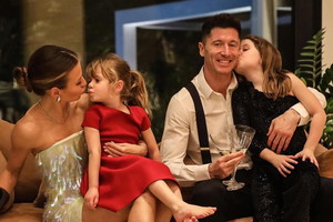 Anna i Robert Lewandowscy z córkami