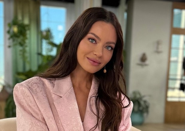 Edyta Zając w stylizacji idealnej na komunię. Podobną spódnicę kupisz w Sinsay za 30 złotych