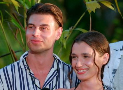 Adrian z "Hotelu Paradise" już nie ukrywa szczęścia! Jego związek z Karoliną przetrwał?