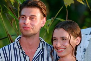 Adrian z "Hotelu Paradise" już nie ukrywa szczęścia! Jego związek z Karoliną przetrwał?