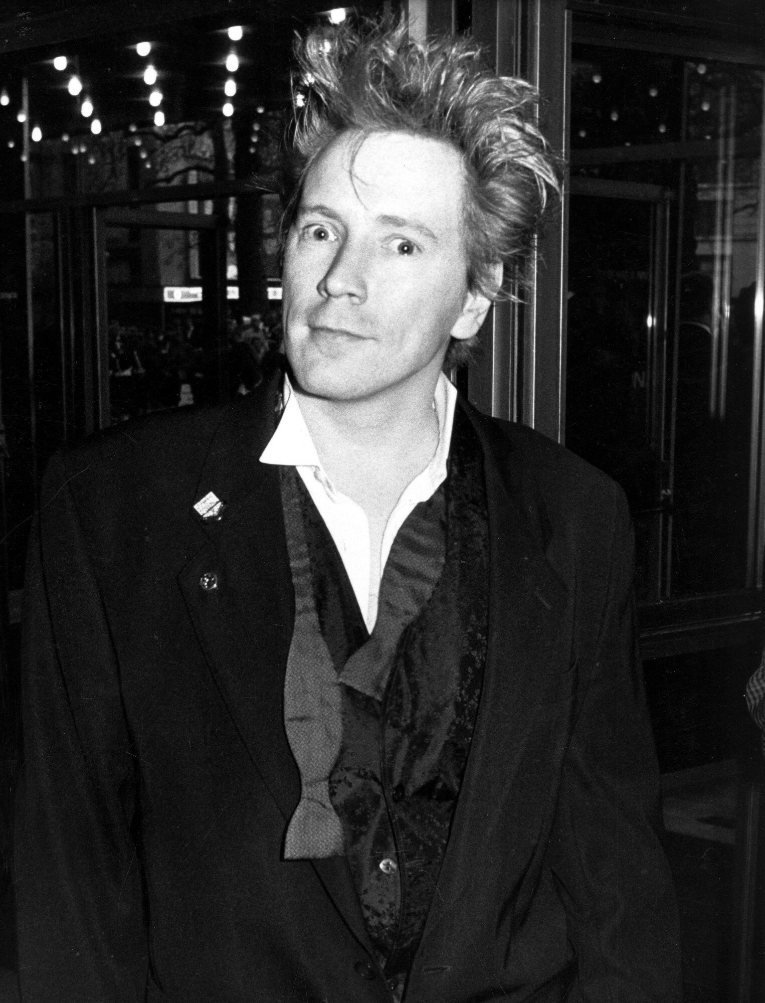 Sex Pistols szokują Wielką Brytanię! „God Save the Queen” w ogniu krytyki