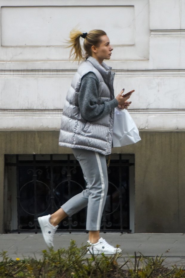 Izabela Janachowska na zdjęciach paparazzi bez makijażu i w dresie i butach za 3,5 tys. złotych