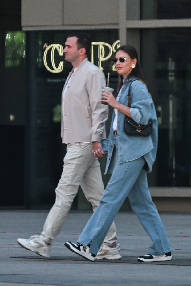 Klaudia Halejcio w jeansowym total looku na randce z ukochanym