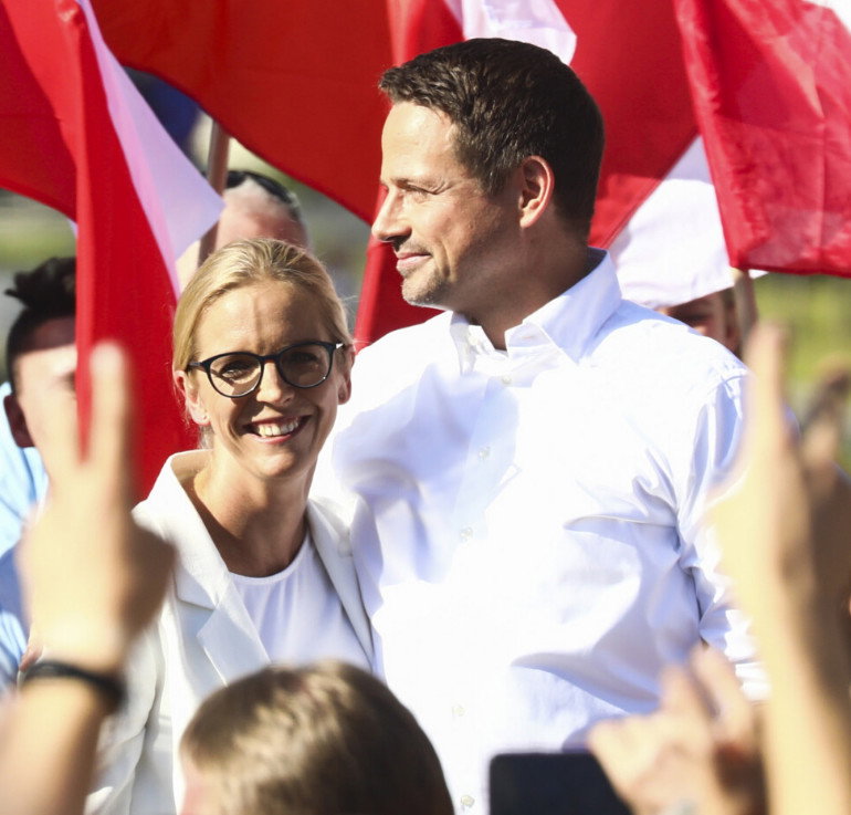 Małgorzata i Rafał Trzaskowscy w białych koszulach