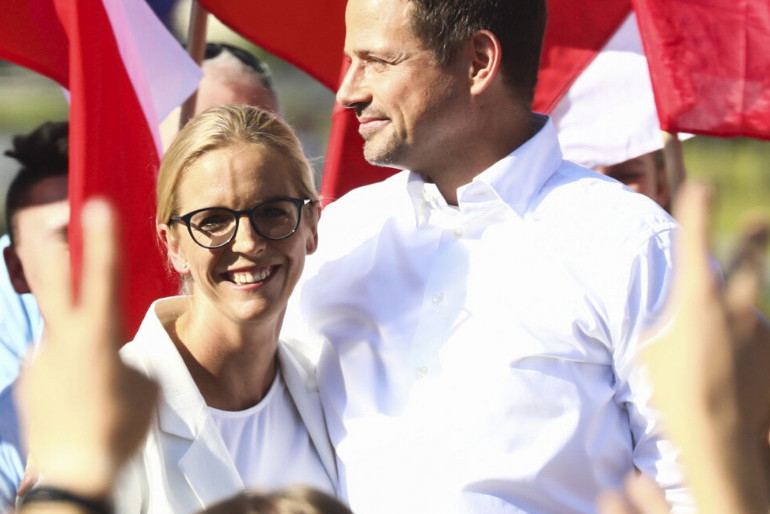 Małgorzata i Rafał Trzaskowscy w białych koszulach