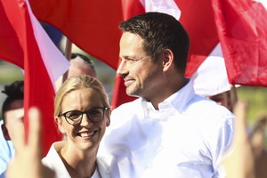 Małgorzata i Rafał Trzaskowscy w białych koszulach