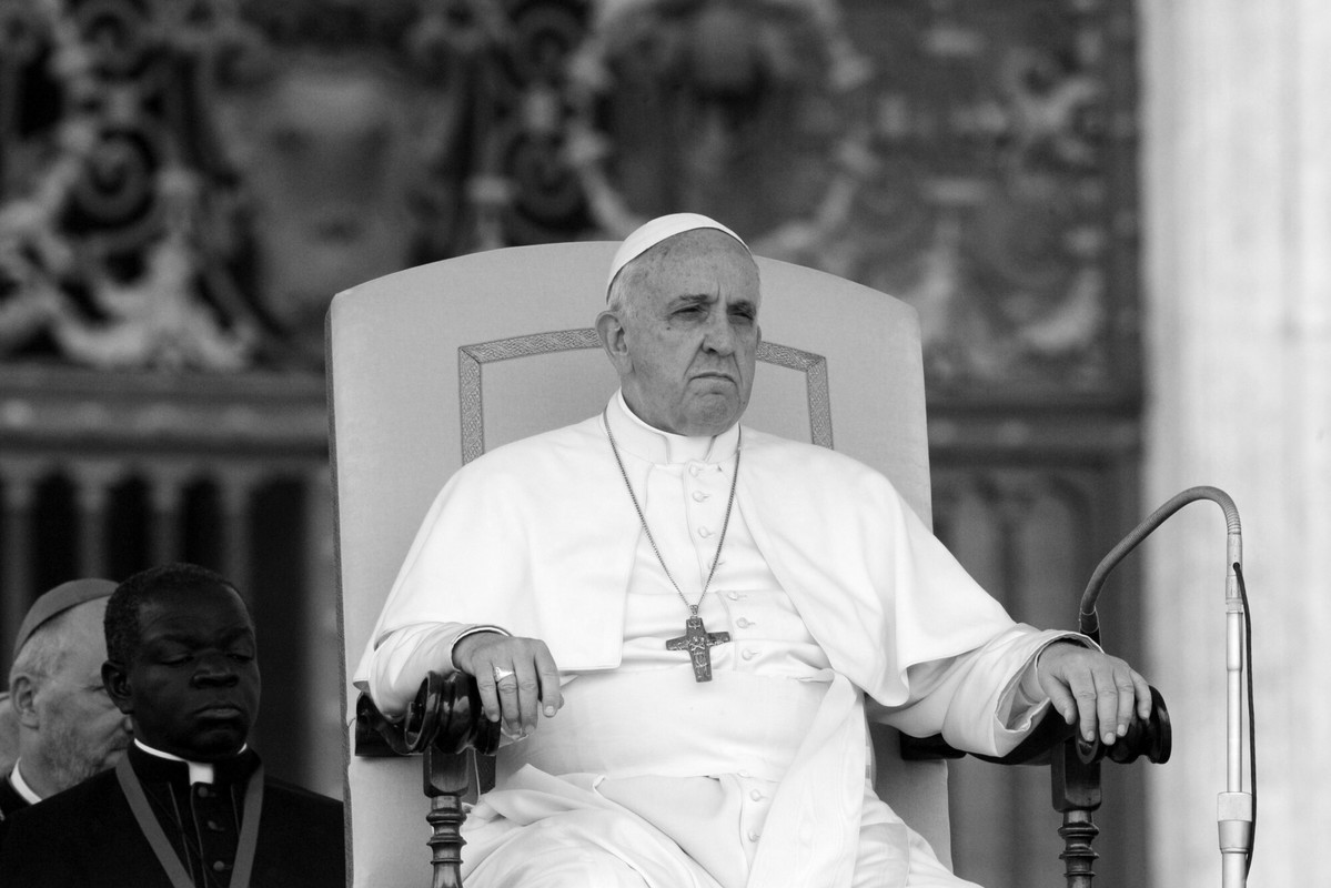 Watykan w żałobie: Papież Franciszek nie żyje – oficjalna przyczyna śmierci