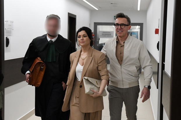 Katarzyna Cichopek i Maciej Kurzajwski wychodzą z sądu