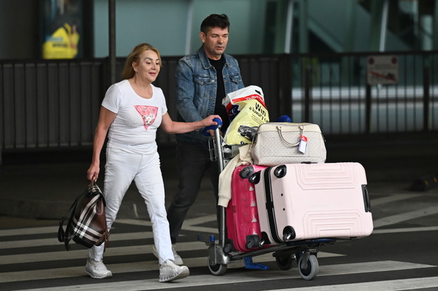 Danuta Martyniuk wróciła do Polski, a Zenek odebrał ją z lotniska.