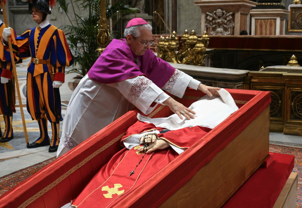 Ceremonia zamknięcia trumny papieża Franciszka