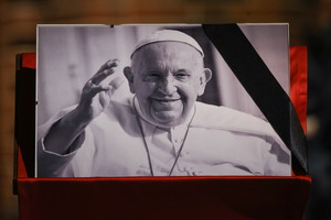 Wystawiono trumnę z ciałem papieża Franciszka