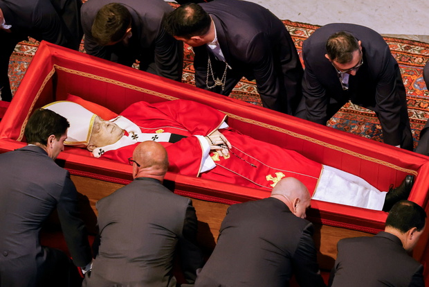 Papież Franciszek w trumnie