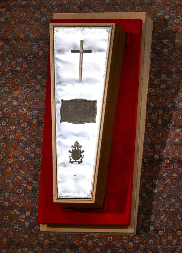 Ceremonia zamknięcia trumny papieża Franciszka