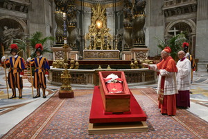 Ceremonia zamknięcia trumny papieża Franciszka