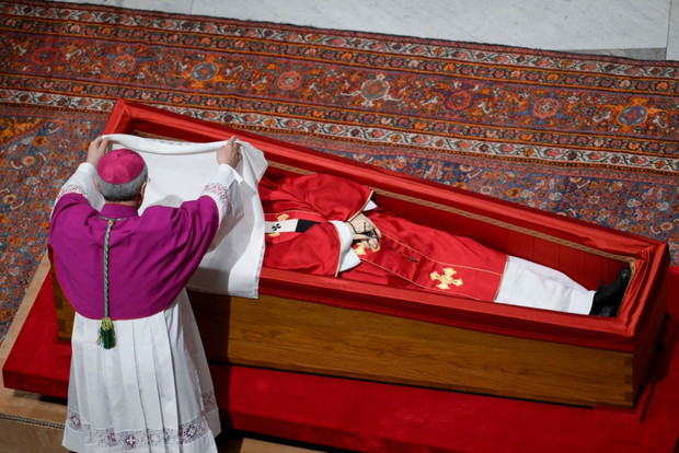 Ceremonia zamknięcia trumny papieża Franciszka