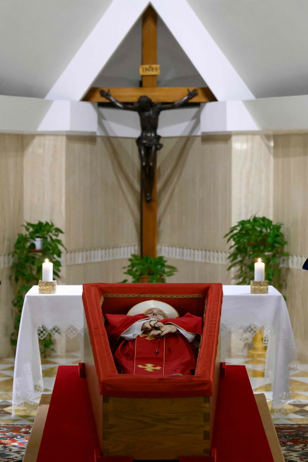 Wystawiono trumnę z ciałem papieża Franciszka