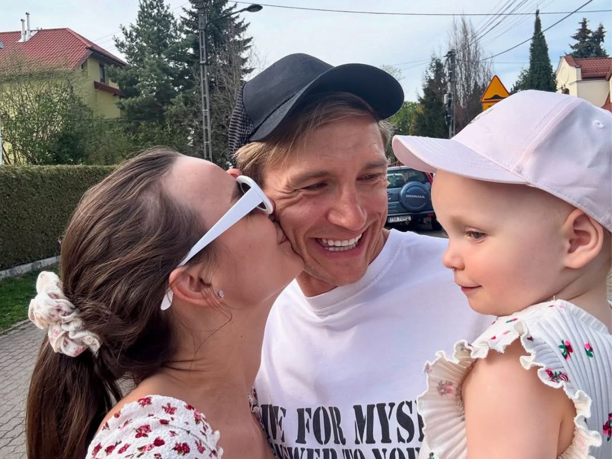 Paulina i Jakub Rzeźniczakowie nie szczędzą na córkę. Kupili rocznej Antosi Mercedesa