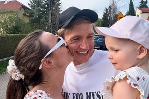 Paulina i Jakub Rzeźniczakowie nie szczędzą na córkę. Kupili rocznej Antosi Mercedesa