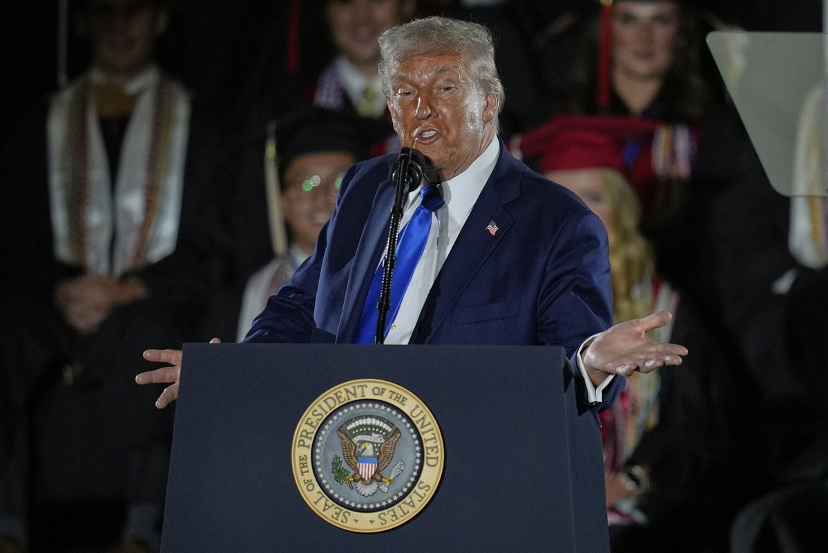 Donald Trump jako papież? Kontrowersyjna grafika wywołuje burzę