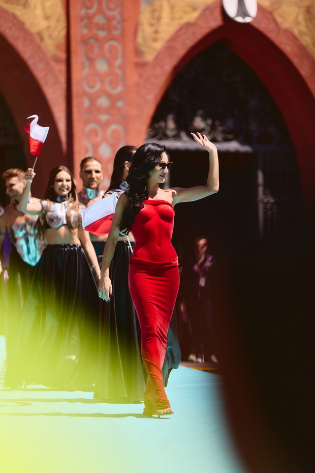 Justyna Steczkowska na turkusowym dywanie podczas ceremonii rozpoczęcia Eurowizji 2025