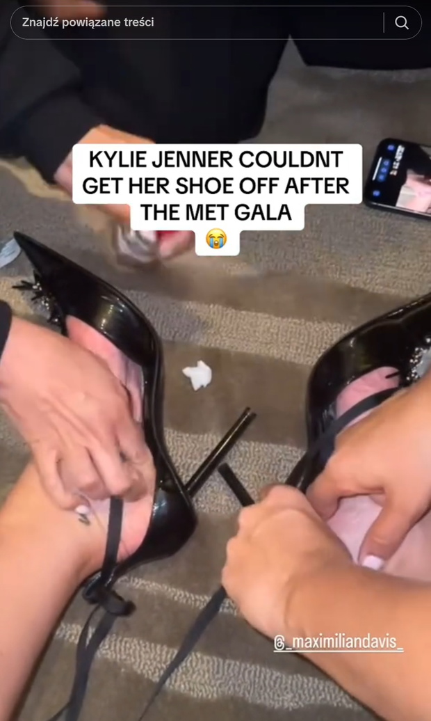 Kylie Jenner przykleiła buty do stóp