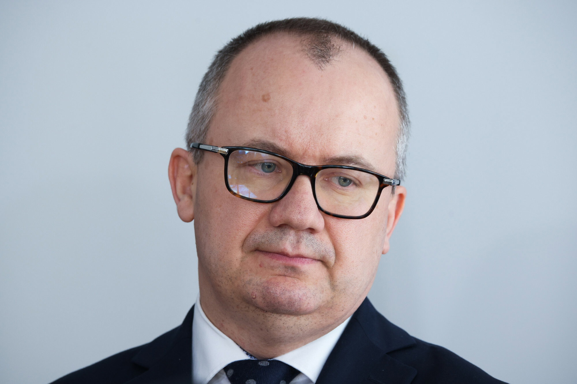 Makabryczny atak na Uniwersytecie Warszawskim – Minister Bodnar ewakuowany po tragedii