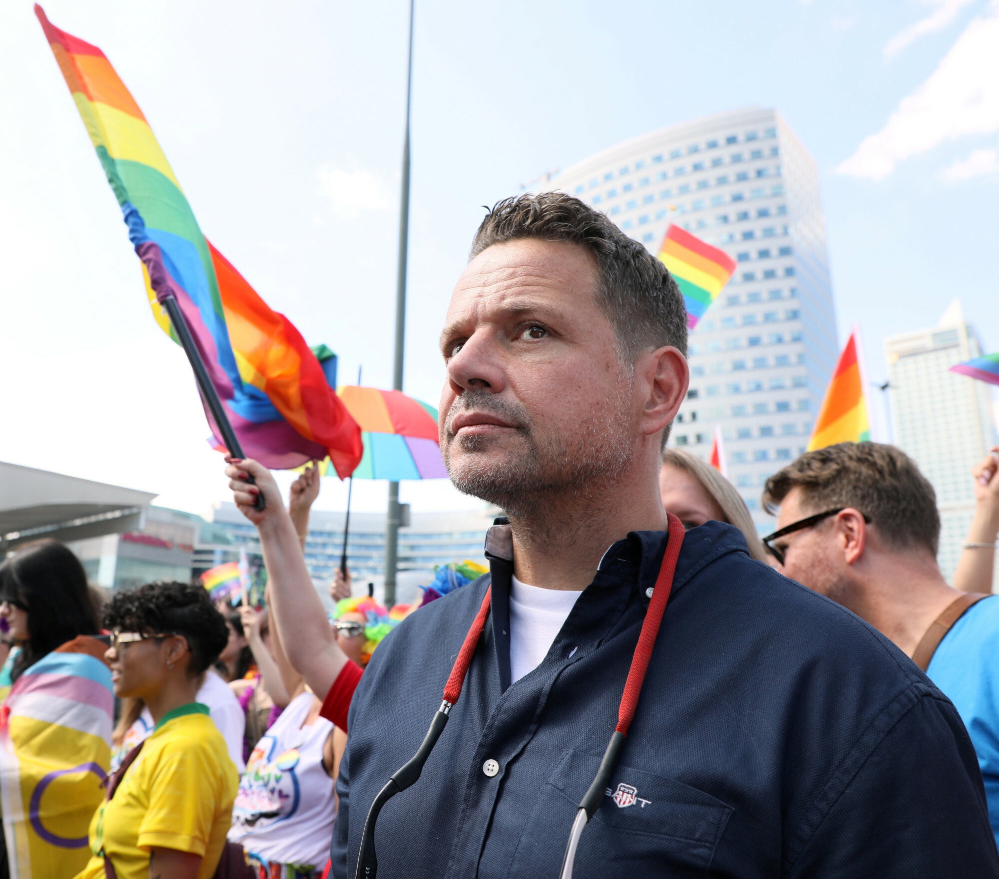 Rafał Trzaskowski kontra Stanowski: flaga, kampania i prawo do adopcji przez pary LGBT+