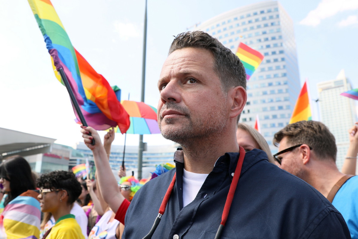 Rafał Trzaskowski kontra Stanowski: flaga, kampania i prawo do adopcji przez pary LGBT+