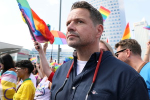 Rafał Trzaskowski kontra Stanowski: flaga, kampania i prawo do adopcji przez pary LGBT+