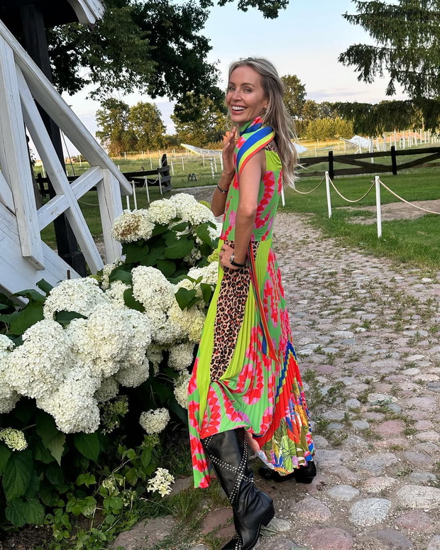 Agnieszka Woźniak-Starak w czarnych kowbojkach