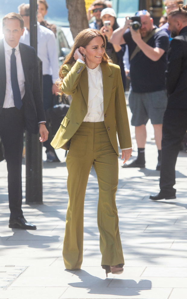 Księżna Kate w obłędnym garniturze w kolorze mustard green