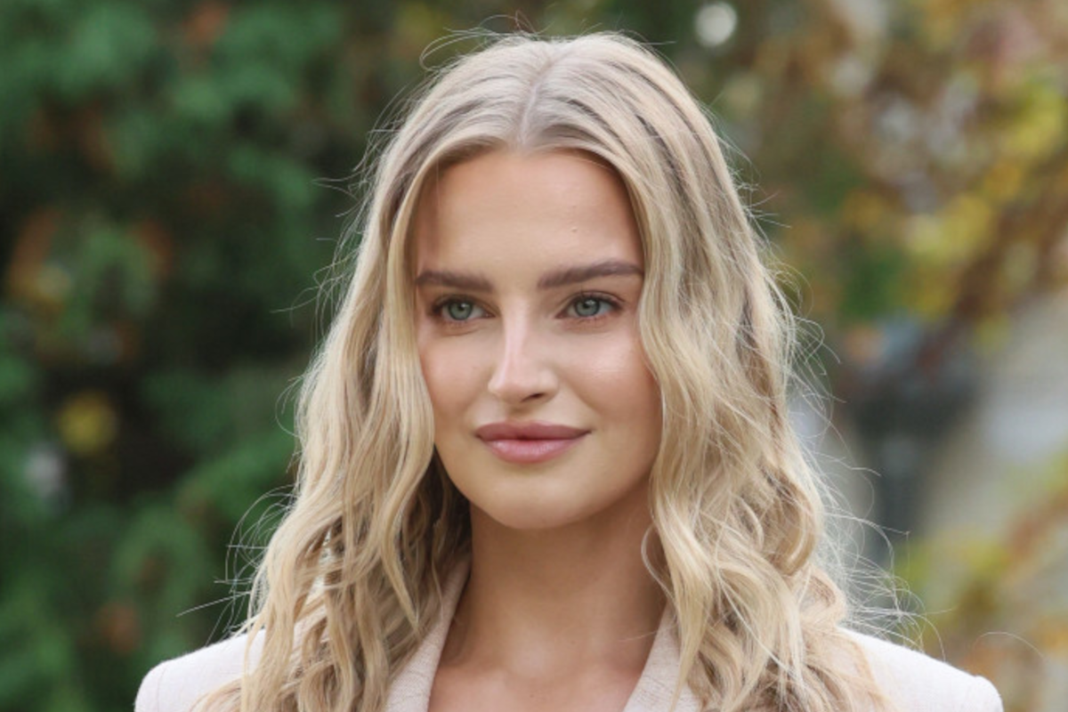 Karolina Pisarek w sukience z sieciówki idealnej na wesele. Druhny ci jej pozazdroszczą
