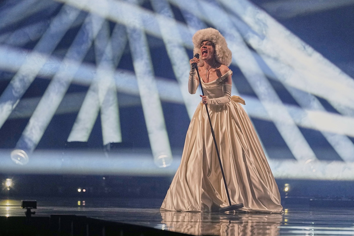 Zwycięzca Eurowizji wystąpił w finale w białej sukni, a potem stało się to. Mamy zdjęcia