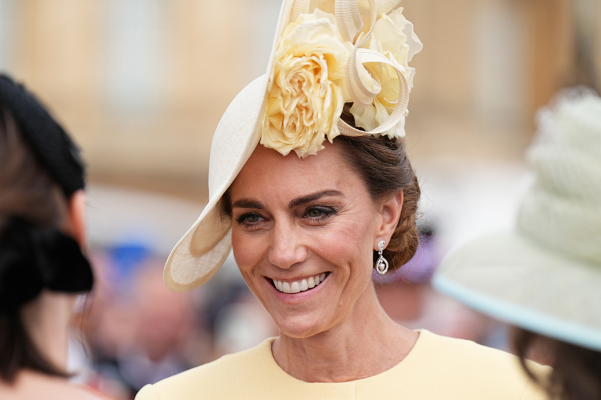 Księżna Kate w modnej w sukience "butter yellow" na przyjęciu w Pałacu Buckingham. Kreacja nie jest przypadkowa