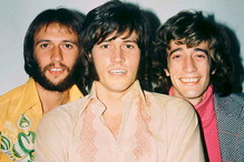 Bee Gees i "Too Much Heaven" – jak charytatywny hit lat 70. ratował życie