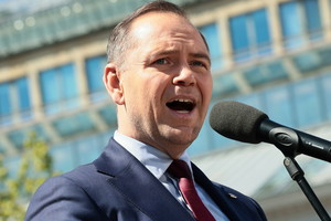 Karol Nawrocki atakuje gen. Pytla w nocnym wpisie – burza w sieci