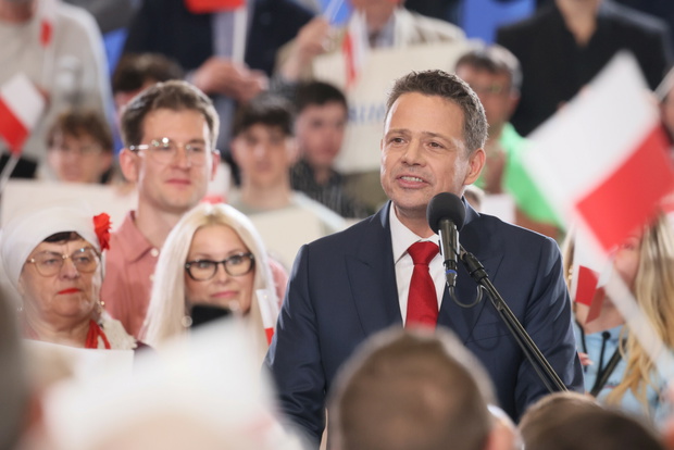 Sondaż wyborczy 2025: Trzaskowski minimalnie przed Nawrockim w drugiej turze