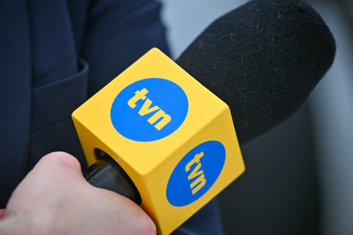 Reporter TVN zaatakowany na wizji. Kamery zarejestrowały szokujące zdarzenie