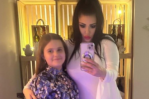 Iwona Węgrowska prezentuje trzecią komunijną sukienkę córki Lili: "Bóg jest z nami"