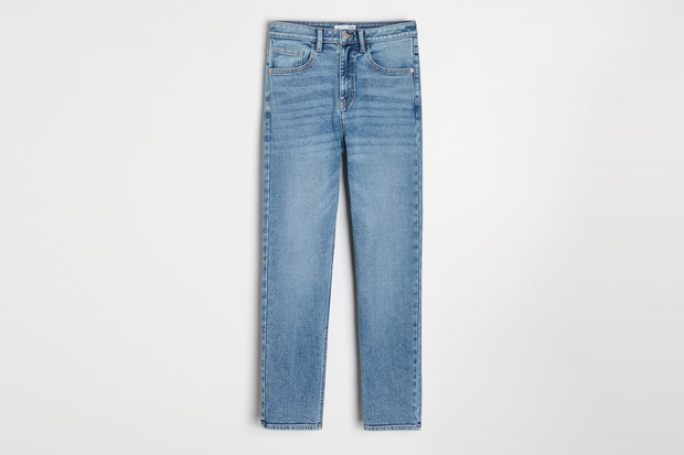 Modne jeansy typu straight rodem z lat 90. z Sinsay za 69,99 złotych