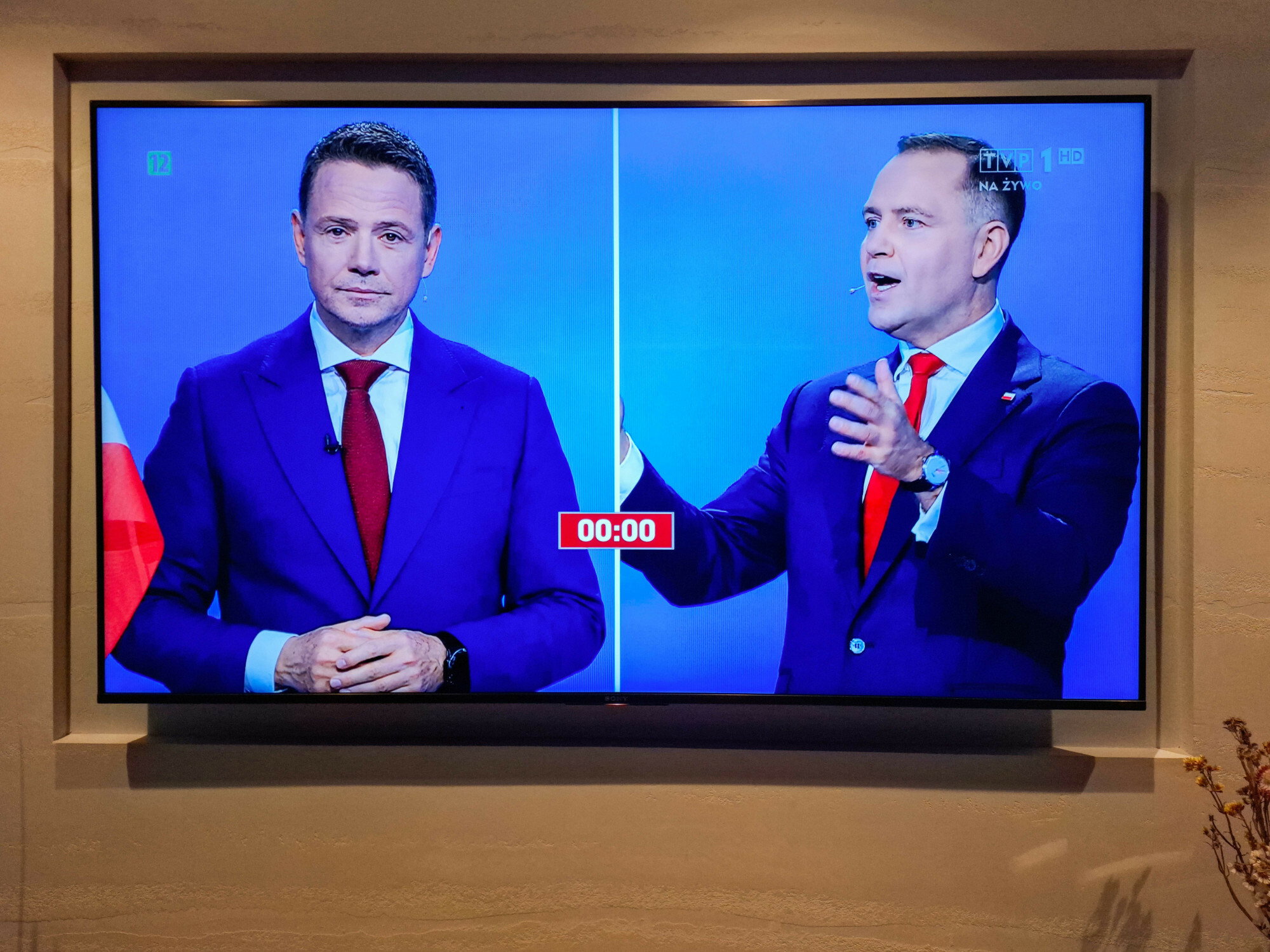 Trzaskowski ostro reaguje na zarzuty Nawrockiego podczas debaty prezydenckiej 2025