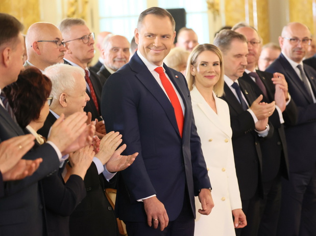 Karol Nawrocki na uroczystości wręczenia uchwały o wyborze na urząd Prezydenta RP. Towarzyszyła mu piękna żona