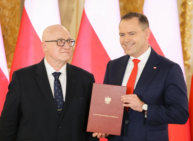 Karol Nawrocki na uroczystości wręczenia uchwały o wyborze na urząd Prezydenta RP. Towarzyszyła mu piękna żona
