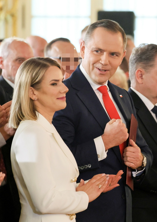 Karol Nawrocki na uroczystości wręczenia uchwały o wyborze na urząd Prezydenta RP. Towarzyszyła mu piękna żona