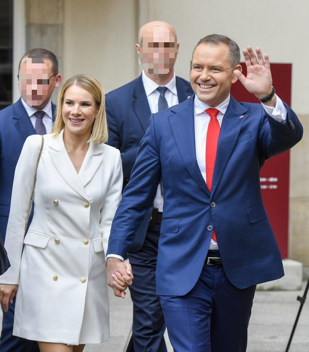 Karol Nawrocki na uroczystości wręczenia uchwały o wyborze na urząd Prezydenta RP. Towarzyszyła mu piękna żona