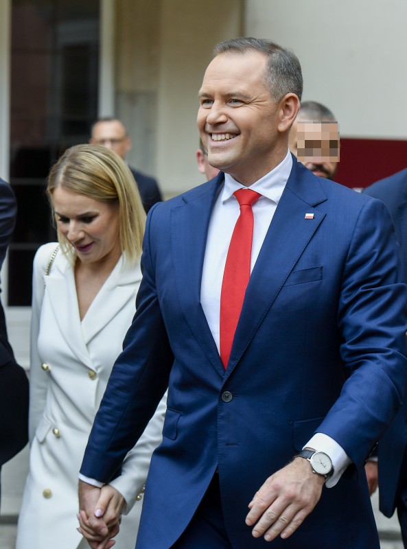 Karol Nawrocki na uroczystości wręczenia uchwały o wyborze na urząd Prezydenta RP. Towarzyszyła mu piękna żona