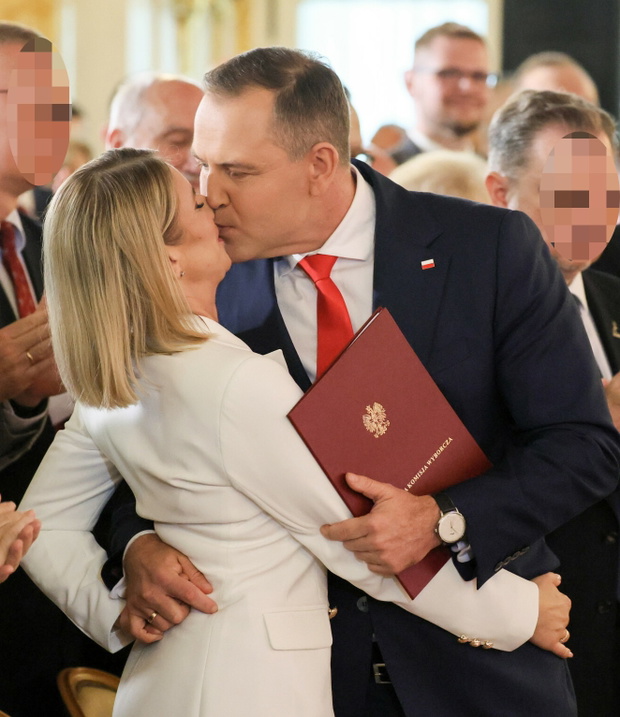Karol Nawrocki na uroczystości wręczenia uchwały o wyborze na urząd Prezydenta RP. Towarzyszyła mu piękna żona