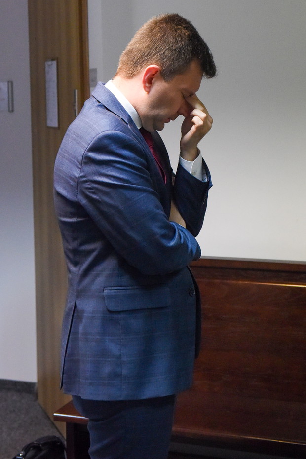 Łukasz w stresie przed salą rozpraw