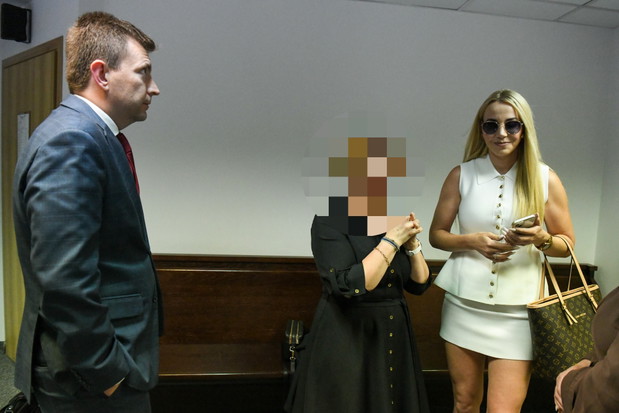 Marianna i pełnomocniczka czekają przed salą