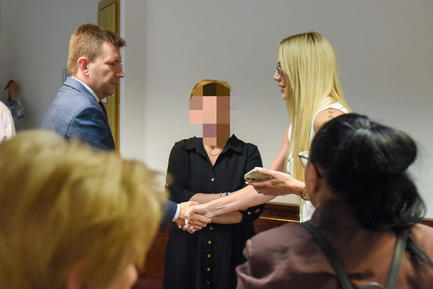Uścisk dłoni między Marianną a Łukaszem Schreiberem